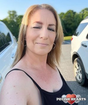 Wygląda na to, że jest to zwykłe selfie zrobione na zewnątrz, na parkingu, w jasny, słoneczny dzień. Wygląda na to, że jest to zwykłe selfie zrobione na zewnątrz, na parkingu, w jasny, słoneczny dzień.